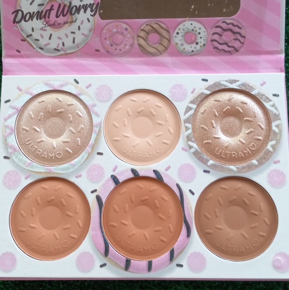 Donut worry highlighter and contour palette